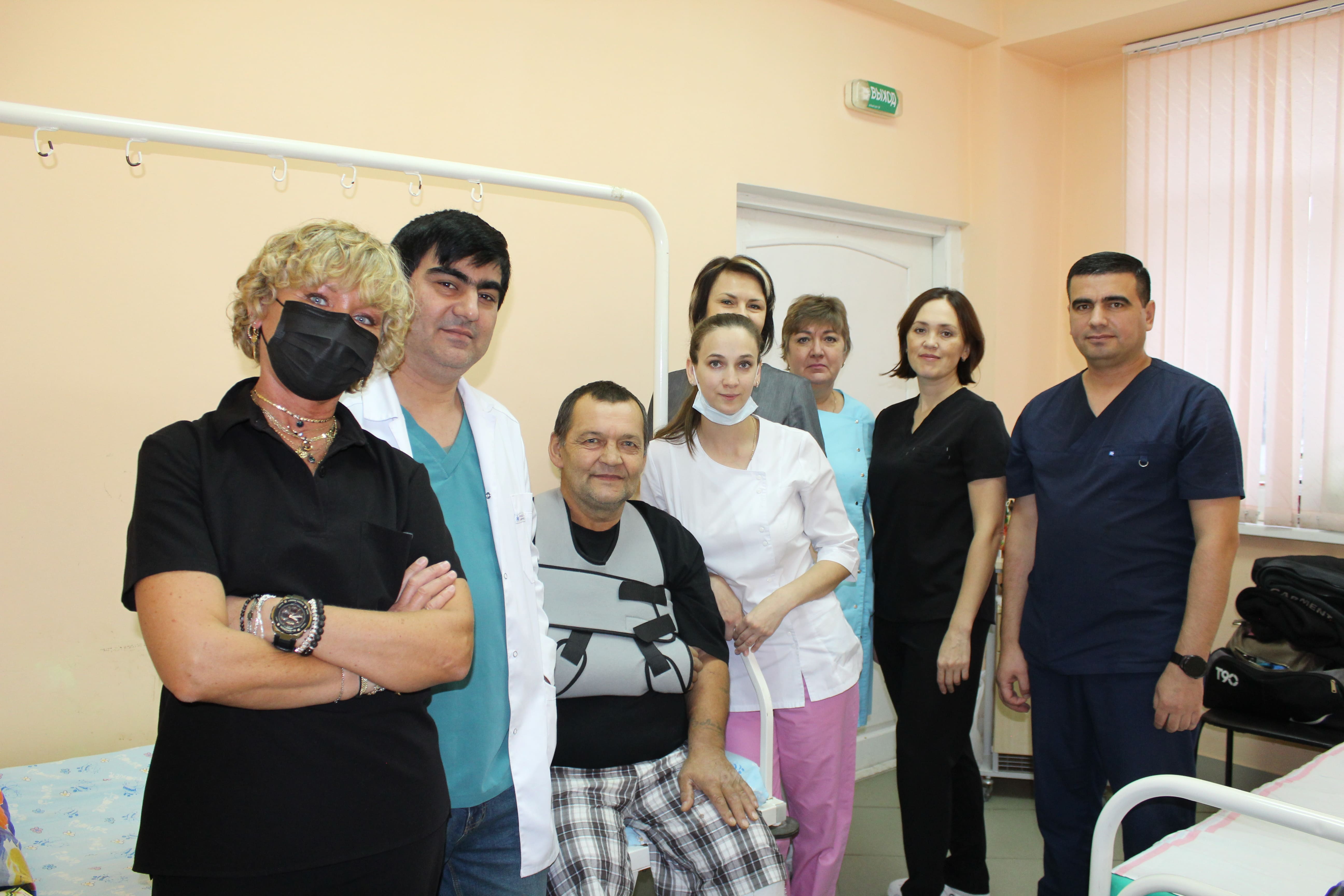 Врачи спасли мужчину после того, как он попал под фуру