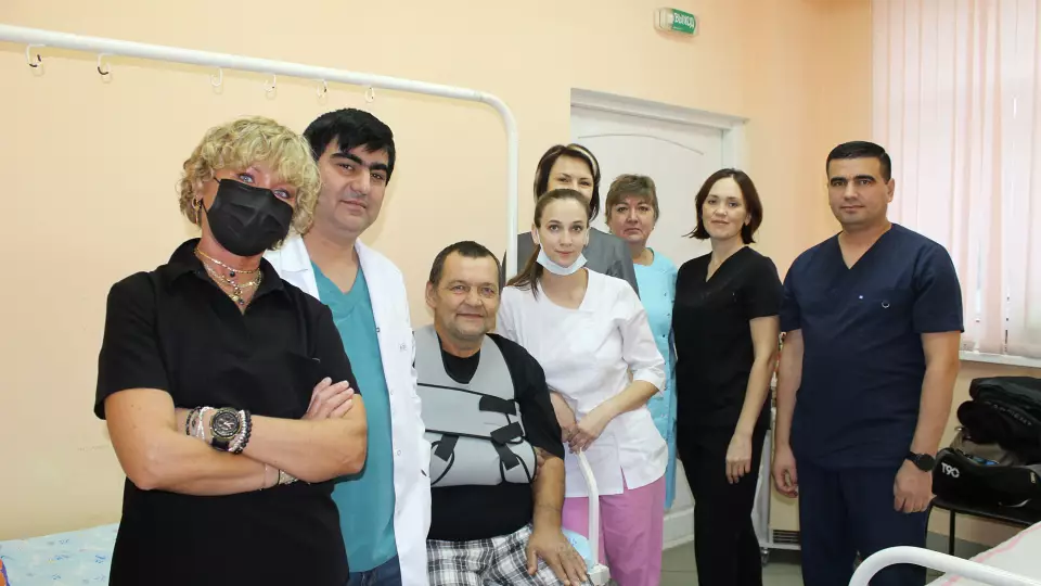 Врачи спасли мужчину после того, как он попал под фуру