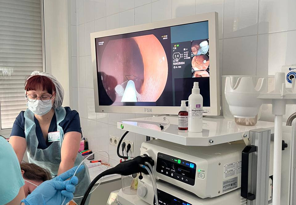 Врачи извлекли проглоченный блистер с таблеткой из желудка пациентки