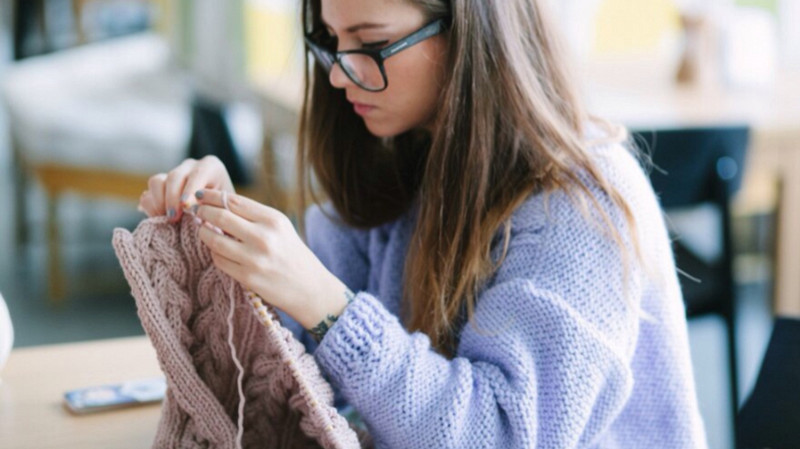 «Бабушкостиль»: почему зумеры выбирают вязание вместо клубов