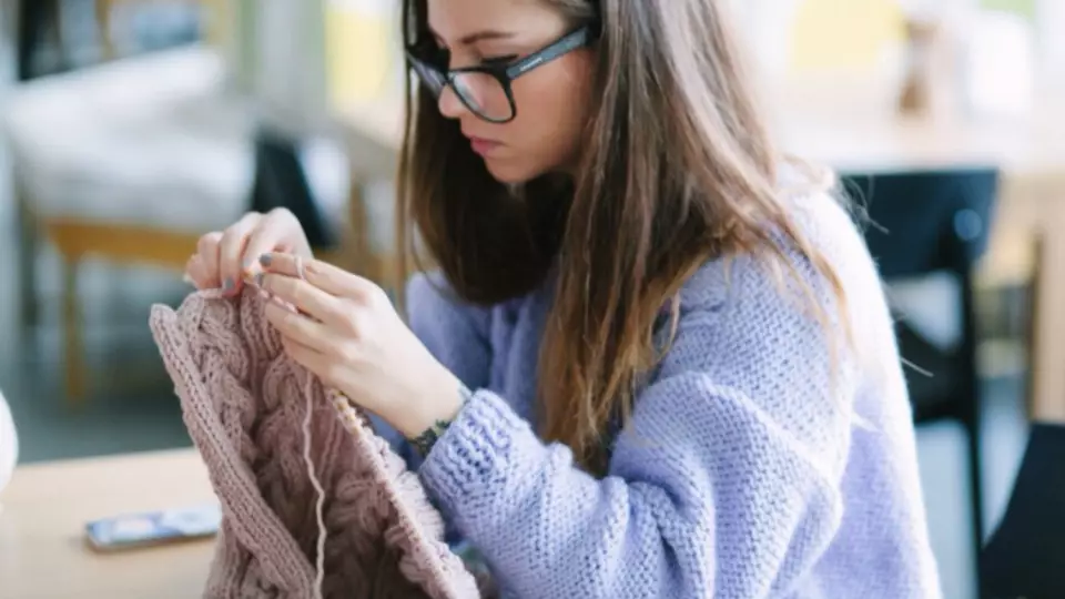 «Бабушкостиль»: почему зумеры выбирают вязание вместо клубов