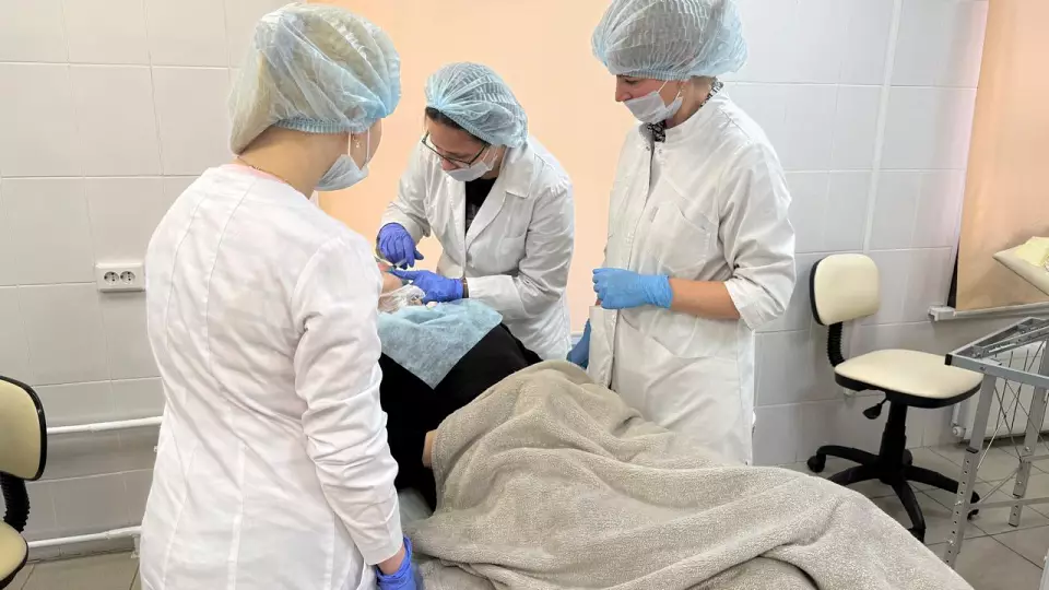 Свердловские дерматологи спасли женщину после неудачных «уколов красоты»