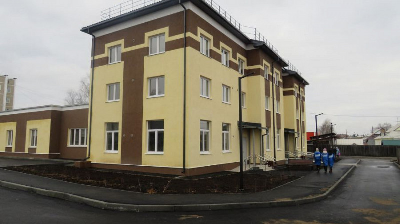 Жители аварийных бараков в Верхних Сергах получили новые квартиры