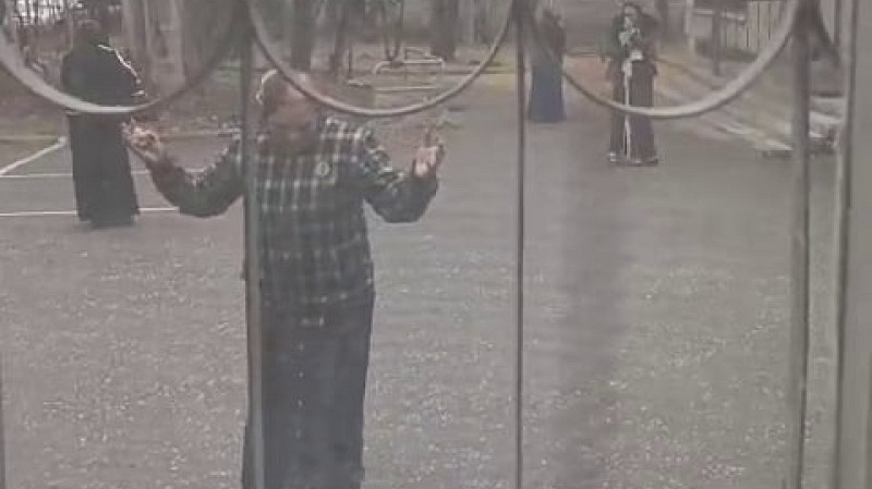 Родственники задержанного провели магический обряд у здания суда в Екатеринбурге