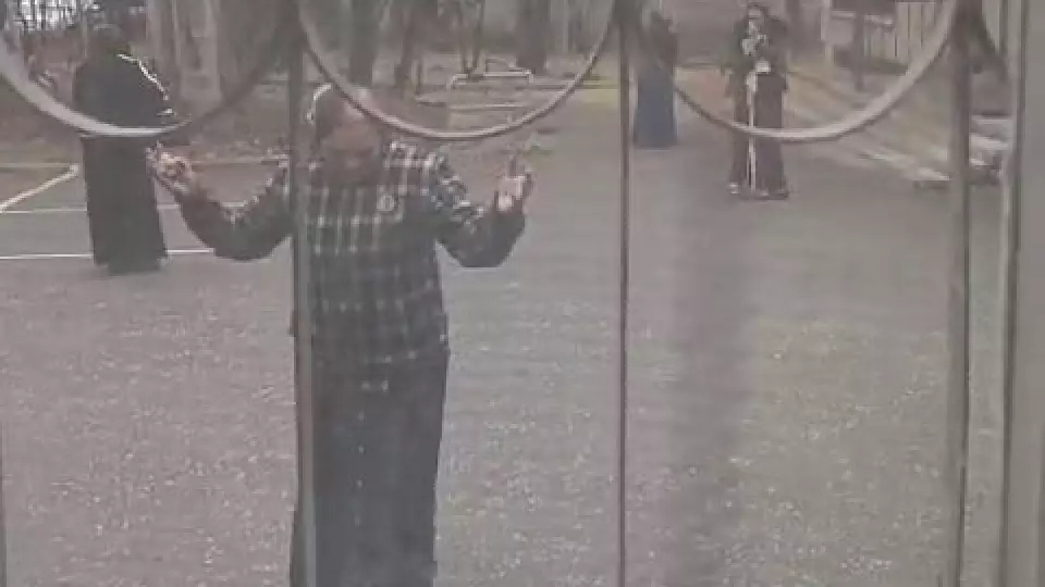 Родственники задержанного провели магический обряд у здания суда в Екатеринбурге