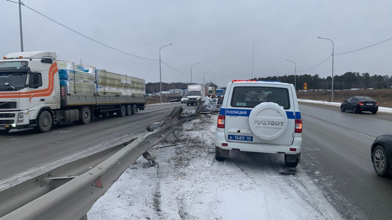На федеральных трассах Свердловской области произошли два ДТП с грузовиками
