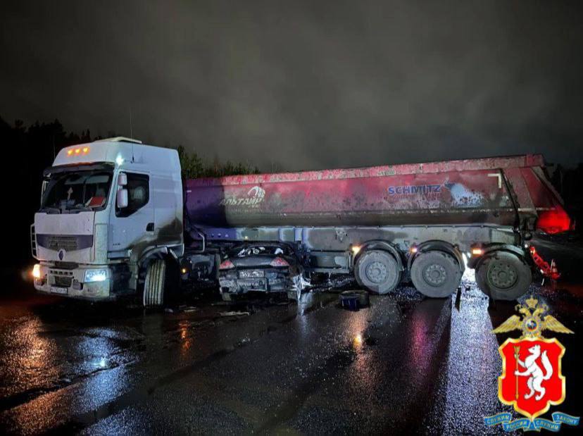 Грузовик раздавил легковушку на ЕКАД, её водитель погиб