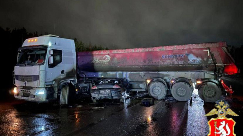 Грузовик раздавил легковушку на ЕКАД, её водитель погиб