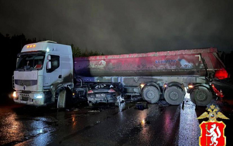 Грузовик раздавил легковушку на ЕКАД, её водитель погиб