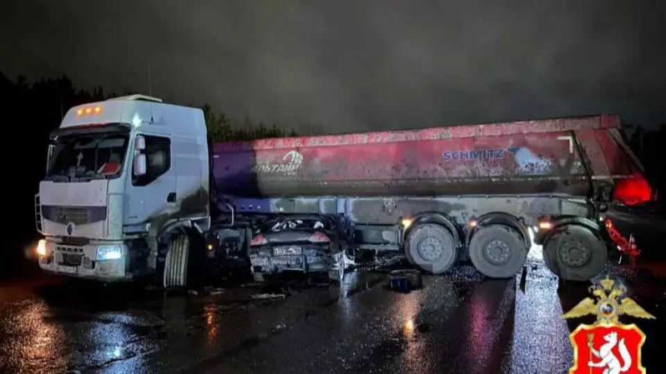 Грузовик раздавил легковушку на ЕКАД, её водитель погиб