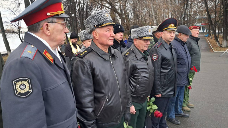 В Екатеринбурге отметили День памяти погибших сотрудников МВД