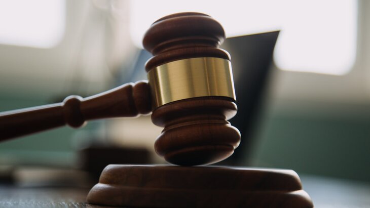 На 3,5 года за жестокое обращение со своими детьми осудили жительницу Кировграда