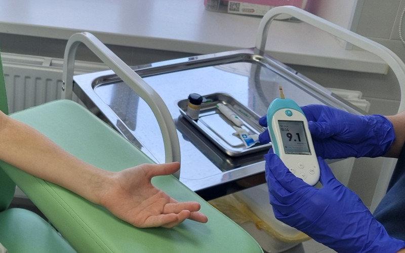 1800 детей с диабетом в Свердловской области получили датчики глюкозы