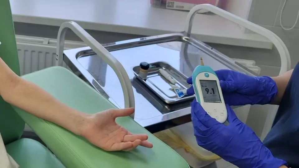 1800 детей с диабетом в Свердловской области получили датчики глюкозы