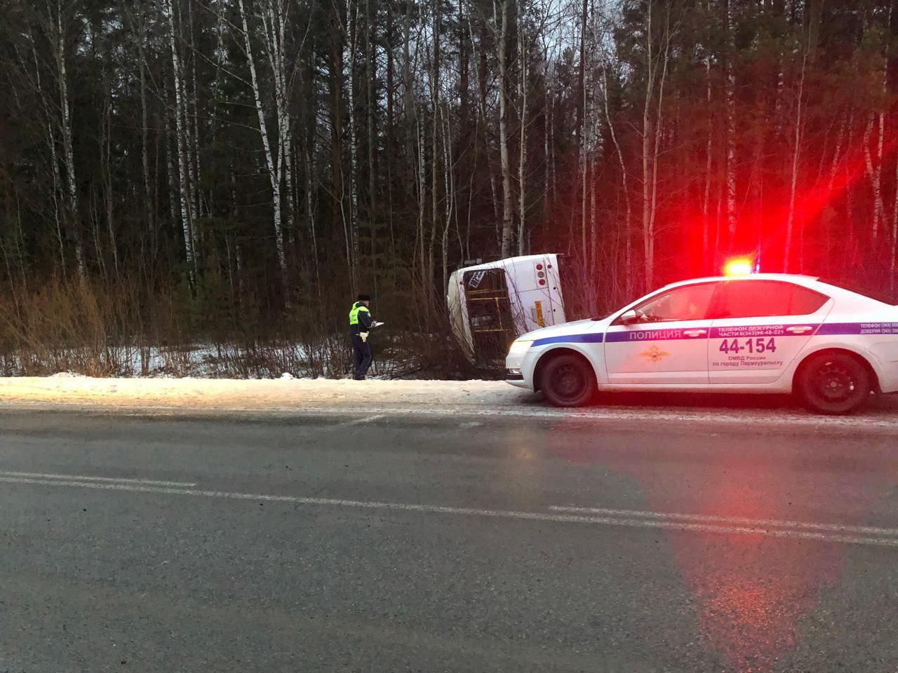 Автобус с пассажирами перевернулся под Первоуральском