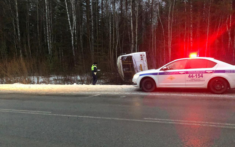 Автобус с пассажирами перевернулся под Первоуральском