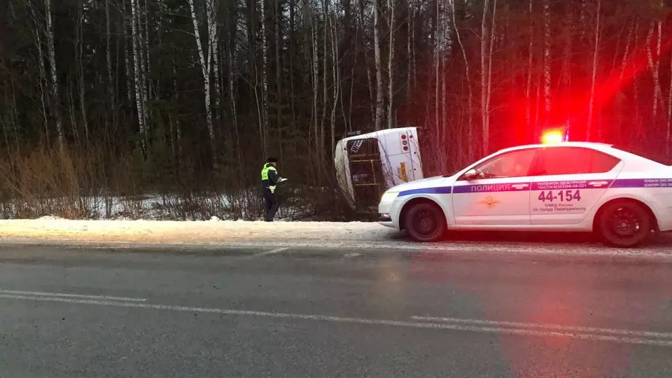 Автобус с пассажирами перевернулся под Первоуральском
