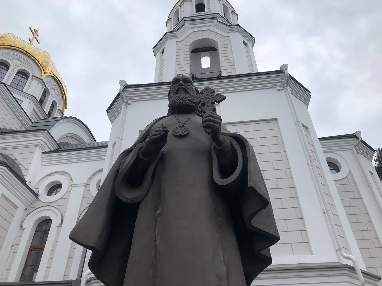 В екатеринбургском храме установили памятник святителю Луке Крымскому