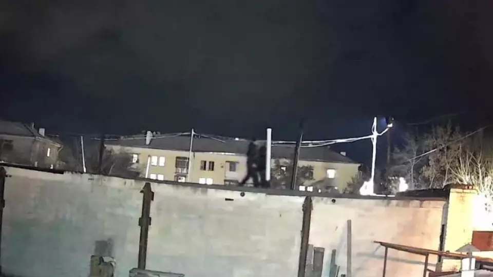 Подростки разбили окно 80-летней женщине в Каменске-Уральском