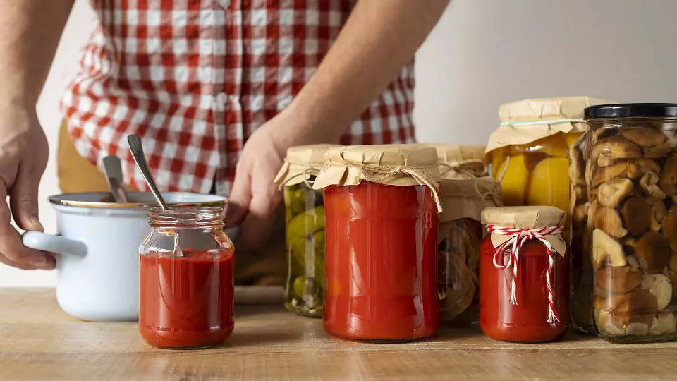 Семья из пяти человек попала в реанимацию с ботулизмом после домашних консервов