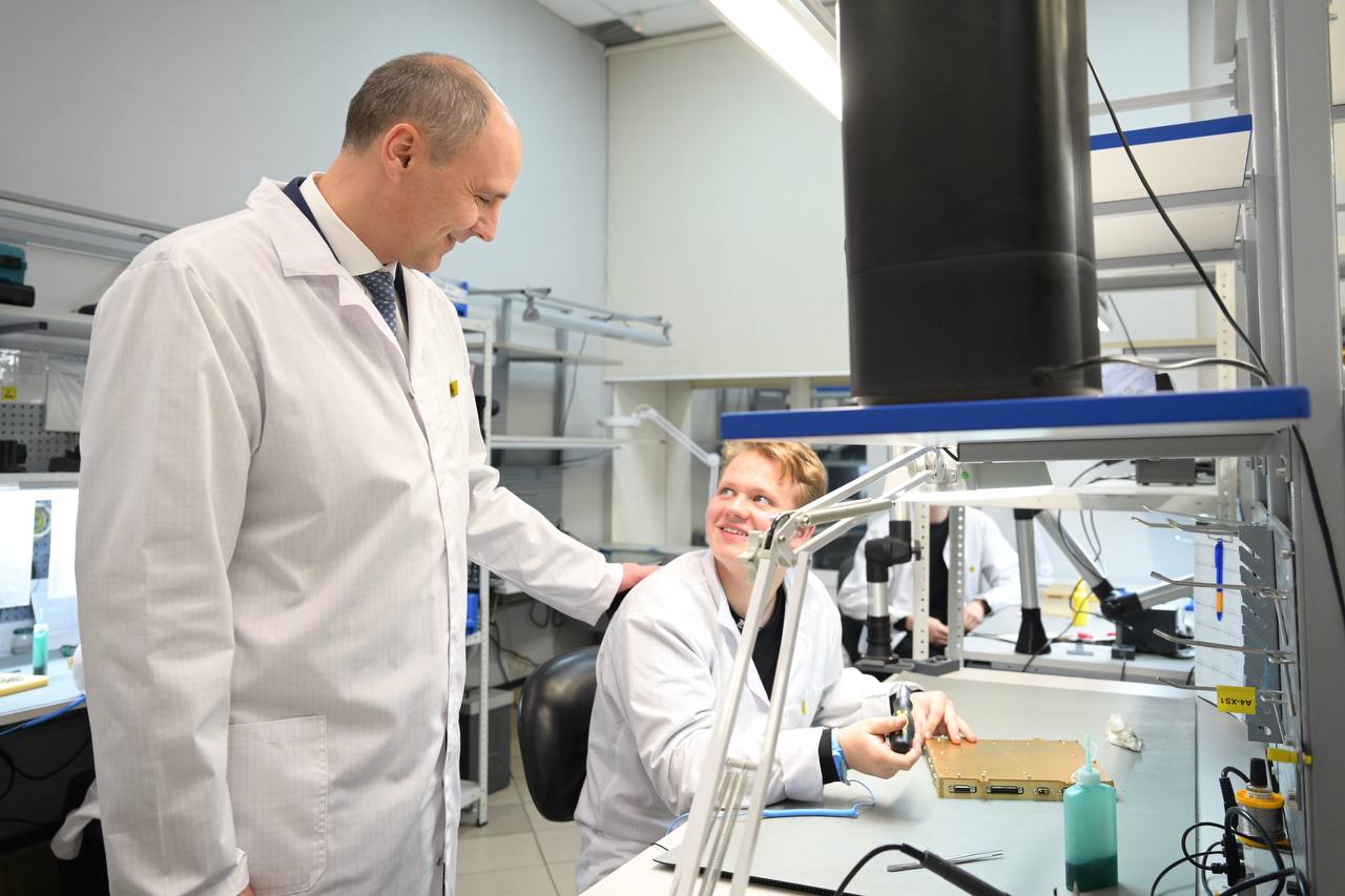 Губернатор оценил вклад уральского завода в развитие российской авиации