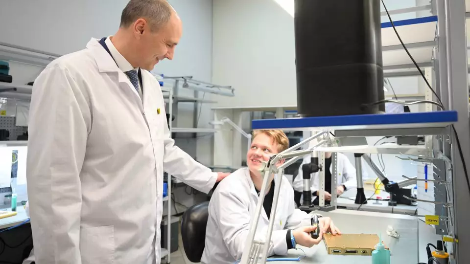 Губернатор оценил вклад уральского завода в развитие российской авиации