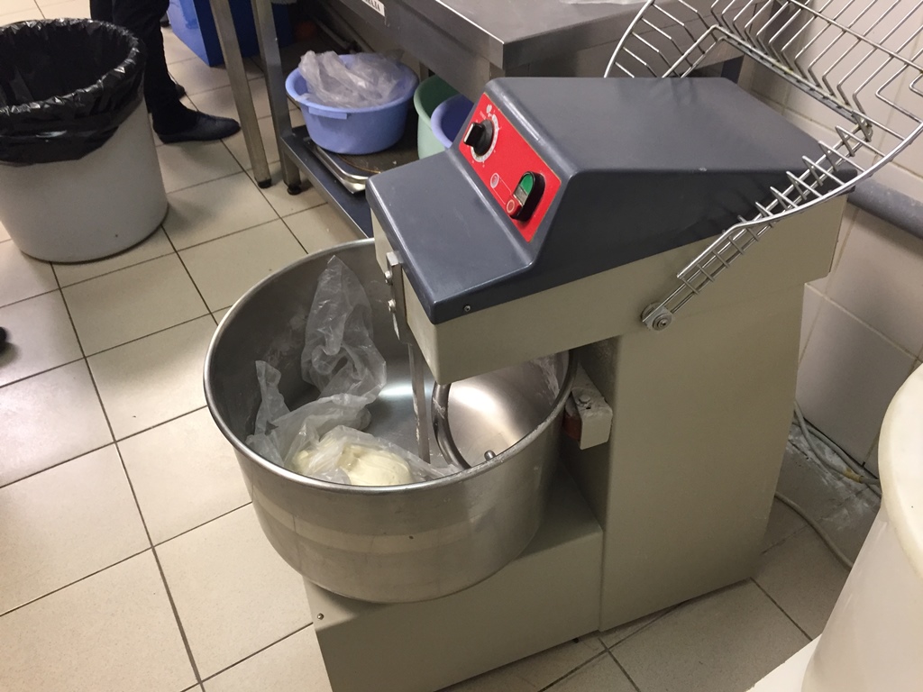 Работница кафе в Тюмени получила 300 тысяч рублей за травму в тестомесе