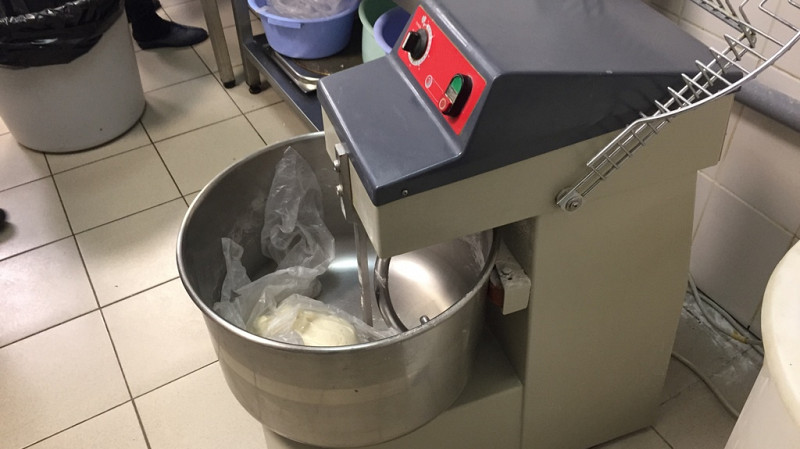 Работница кафе в Тюмени получила 300 тысяч рублей за травму в тестомесе