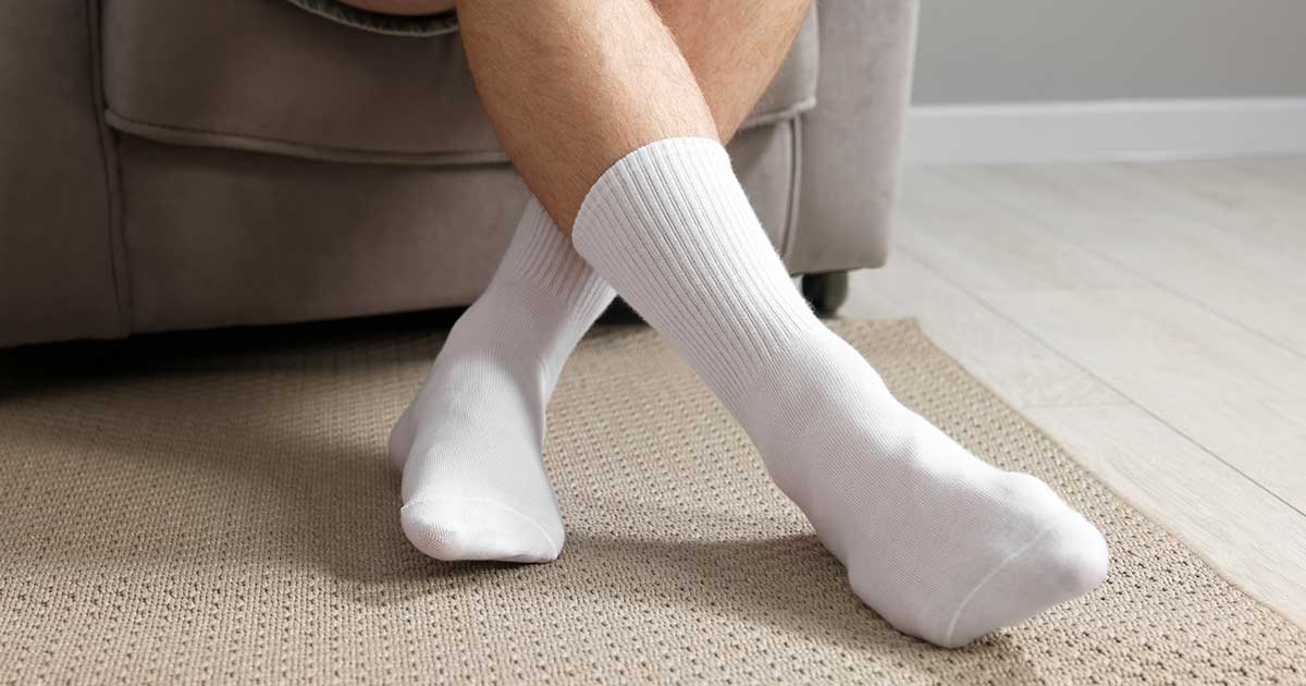 Дизайнер рассказала, как определить возраст человека по длине и цвету носков