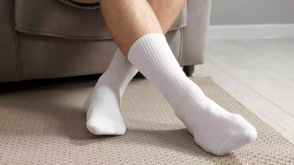 Дизайнер рассказала, как определить возраст человека по длине и цвету носков