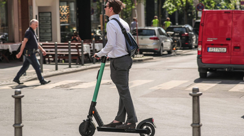 Денис Паслер: стоит рассматривать запрет самокатов в пешеходных зонах Екатеринбурга