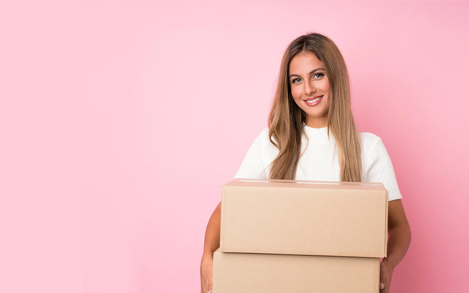 Суд признал отношения работницы пункта выдачи трудовыми и обязал оформить договор