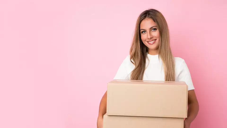 Суд признал отношения работницы пункта выдачи трудовыми и обязал оформить договор