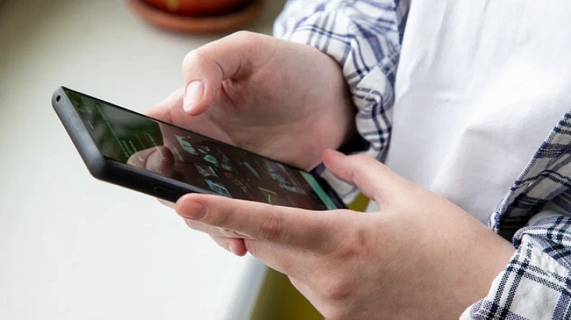 Эксперт назвал безопасное время использования телефона