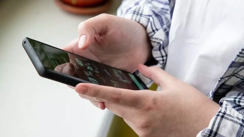 Эксперт назвал безопасное время использования телефона