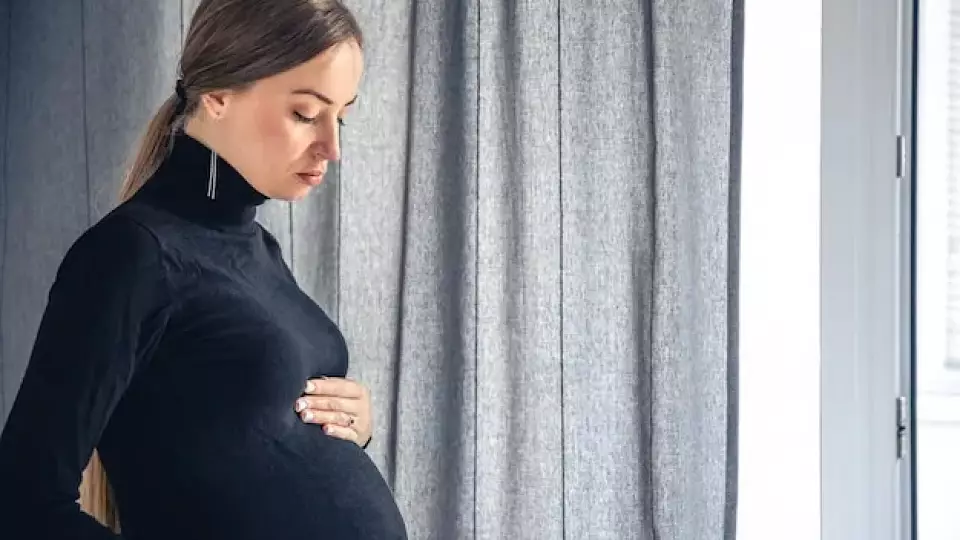 В чем разница между послеродовой депрессией и эмоциональным упадком