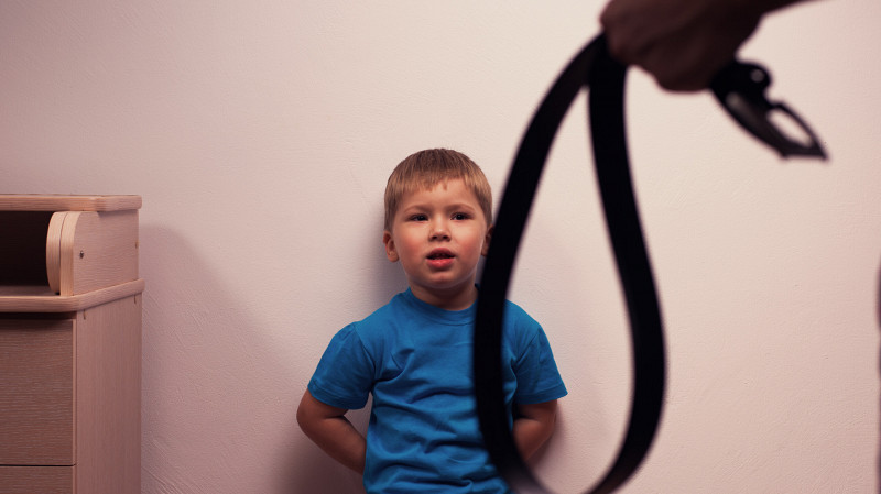 Приемную мать могут лишить родительских прав за спаивание подростка