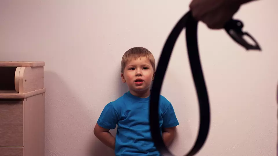 Приемную мать могут лишить родительских прав за спаивание подростка