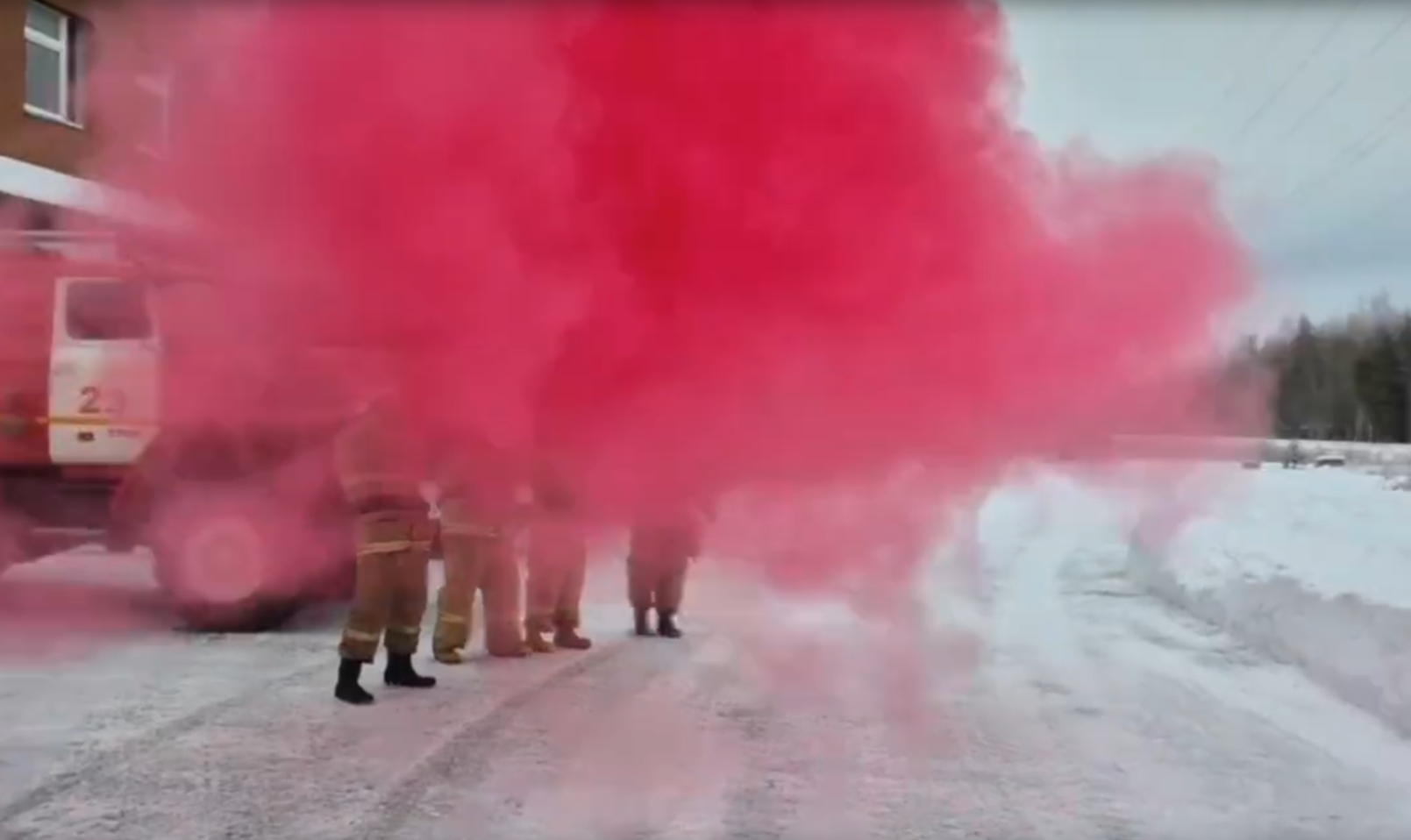 Пожарные города Урай в ХМАО устроили необычное гендер-пати для командира части
