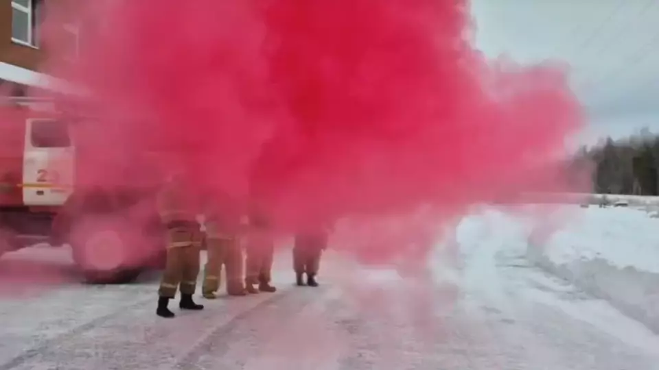 Пожарные города Урай в ХМАО устроили необычное гендер-пати для командира части
