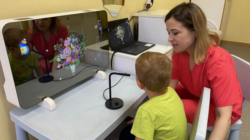 «Умное зеркало» стали использовать логопеды в детской больнице Первоуральска