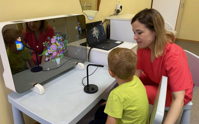 «Умное зеркало» стали использовать логопеды в детской больнице Первоуральска