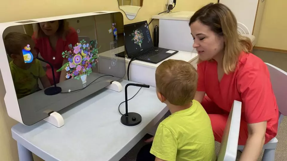 «Умное зеркало» стали использовать логопеды в детской больнице Первоуральска
