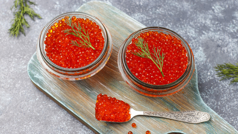 Как выбрать качественную красную икру к Новому году: советы Роспотребнадзора
