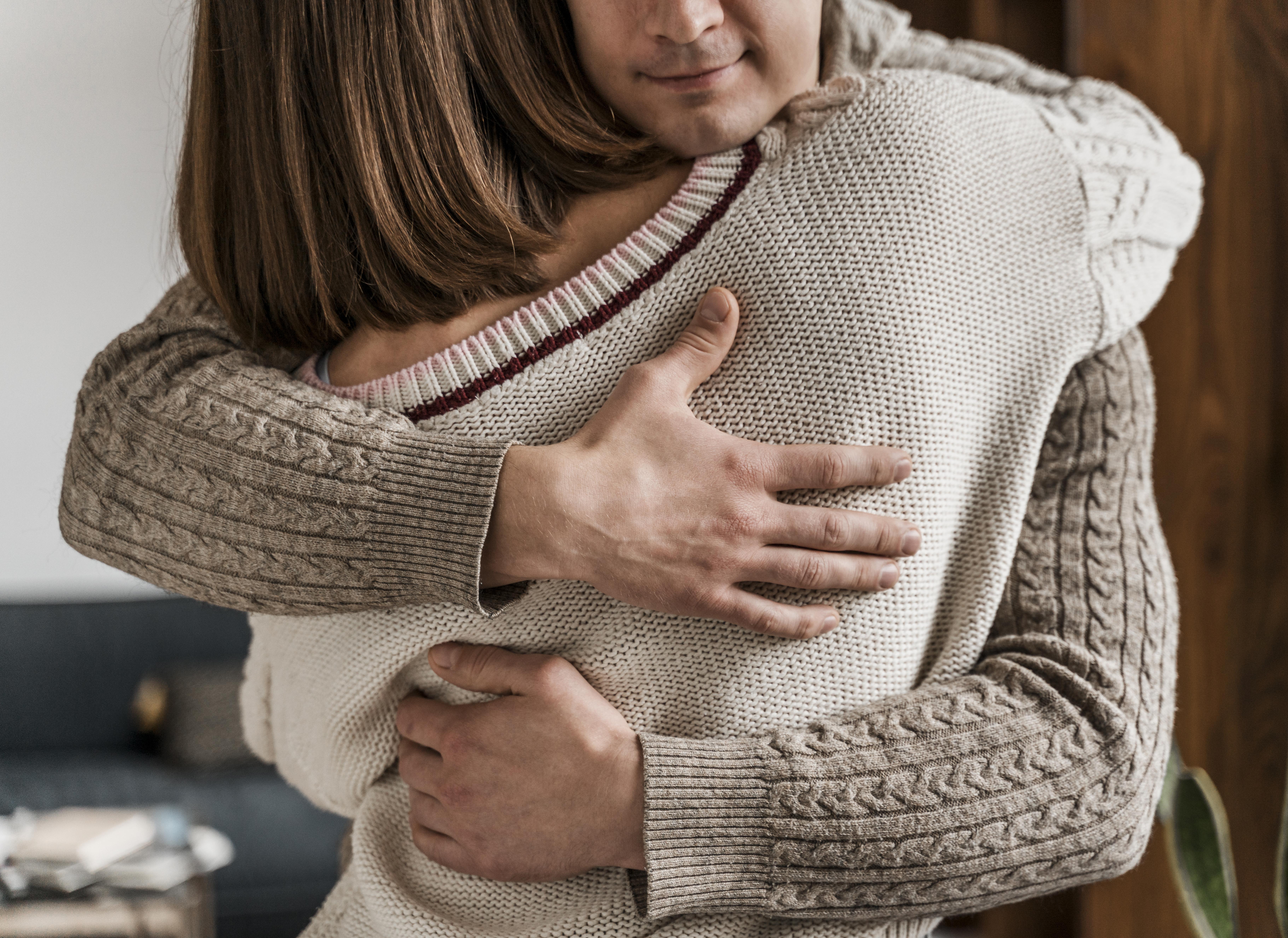 Адвокат объяснила, в каких случаях за объятия могут привлечь к уголовной ответственности