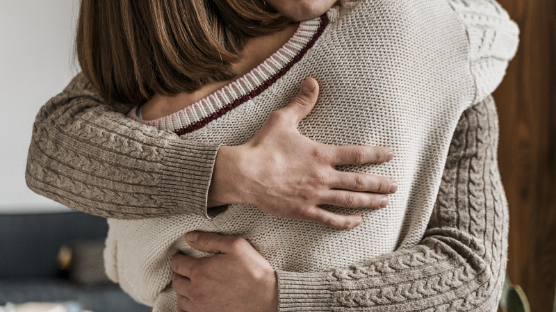 Адвокат объяснила, в каких случаях за объятия могут привлечь к уголовной ответственности