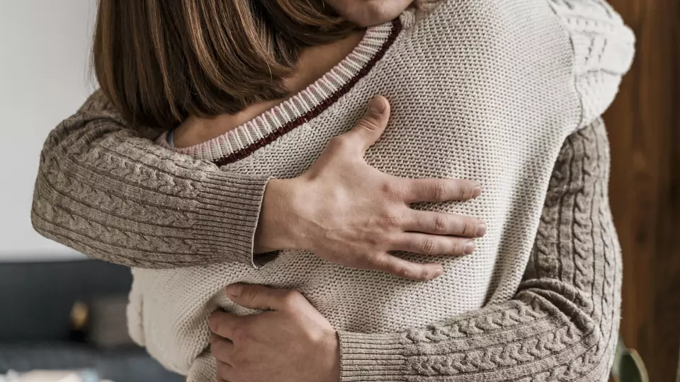 Адвокат объяснила, в каких случаях за объятия могут привлечь к уголовной ответственности