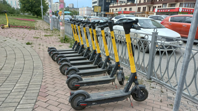 Суд оштрафовал на 50 тысяч рублей мать за езду с ребёнком на электросамокате