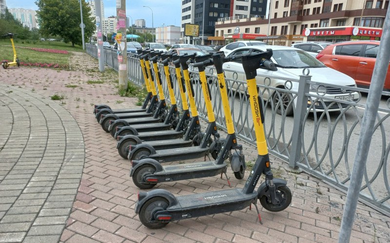 Суд оштрафовал на 50 тысяч рублей мать за езду с ребёнком на электросамокате