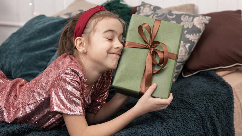 Как выбрать безопасный сладкий подарок для ребёнка